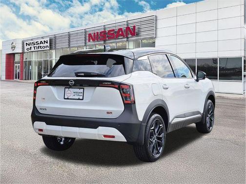 2t Wht Blk Roof 2026 Nissan Kicks SR