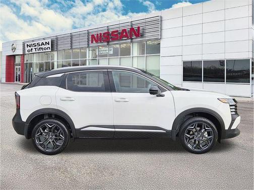 2t Wht Blk Roof 2026 Nissan Kicks SR