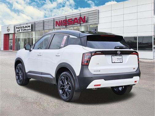 2t Wht Blk Roof 2026 Nissan Kicks SR