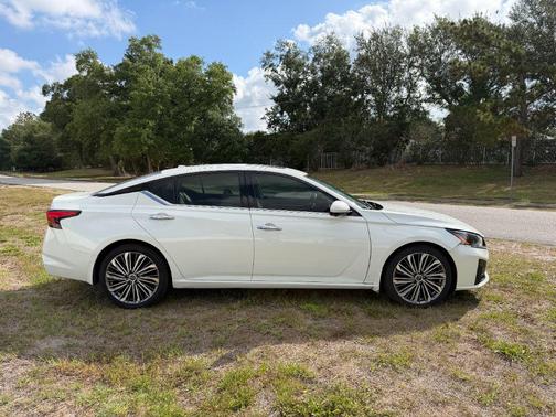Pearl White Tricoat 2023 Nissan Altima 2.5 SL