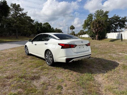 Pearl White Tricoat 2023 Nissan Altima 2.5 SL