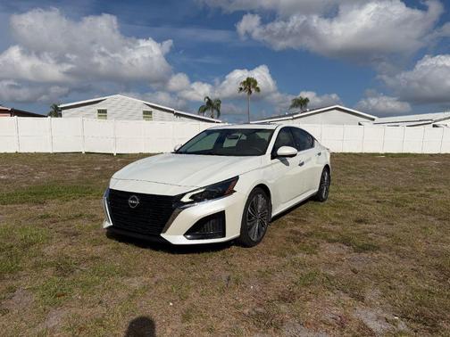 Pearl White Tricoat 2023 Nissan Altima 2.5 SL