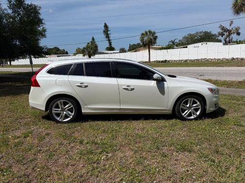 Crystal White Pearl 2015 Volvo V60 T5 Premier Plus