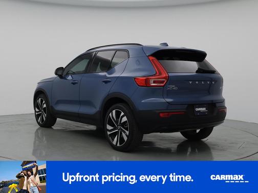 2024 Volvo XC40 B5 Ultimate Dark Theme
