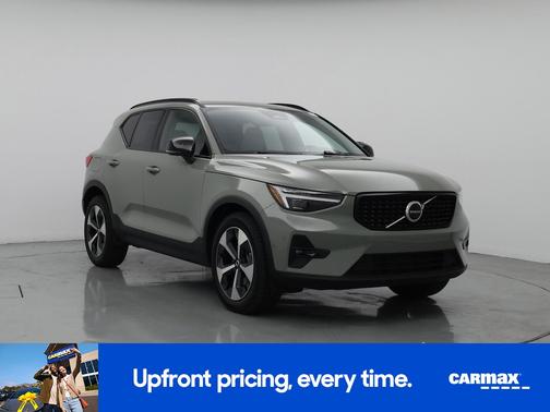 2023 Volvo XC40 B5 Ultimate Dark Theme