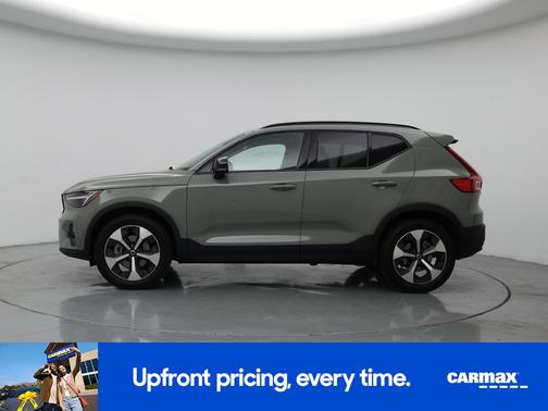 2023 Volvo XC40 B5 Ultimate Dark Theme