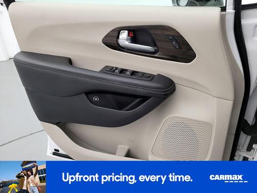 White 2023 Chrysler Pacifica Hybrid Limited