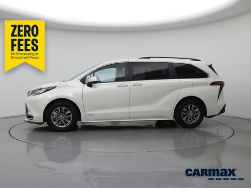 White 2021 Toyota Sienna XLE