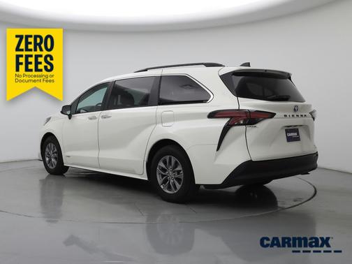 White 2021 Toyota Sienna XLE