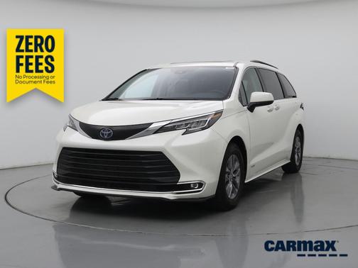 White 2021 Toyota Sienna XLE