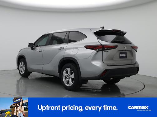 Silver 2024 Toyota Highlander LE