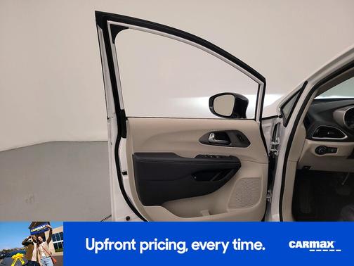 White 2024 Chrysler Pacifica Hybrid Select