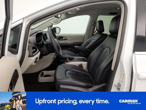 White 2024 Chrysler Pacifica Hybrid Select