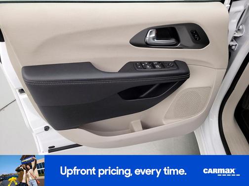 White 2023 Chrysler Pacifica Touring L