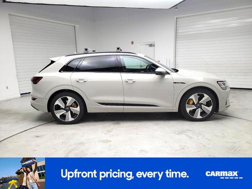 2022 Audi e-tron Premium Plus