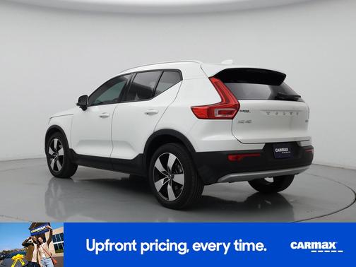 2022 Volvo XC40 T5 Momentum