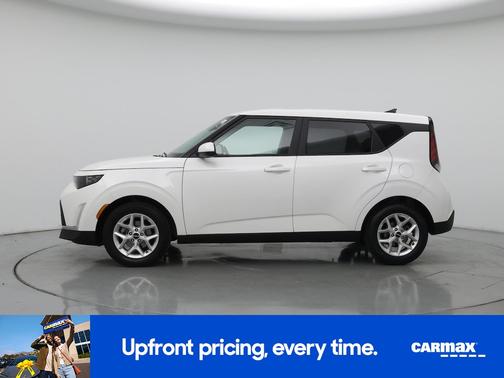 White 2025 Kia Soul LX