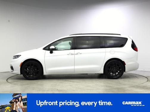 White 2023 Chrysler Pacifica Touring L