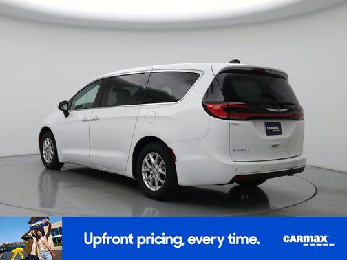 White 2023 Chrysler Pacifica Touring L