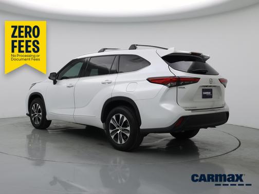 White 2022 Toyota Highlander XLE