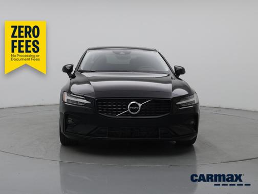 Black 2022 Volvo S60 B5 Momentum