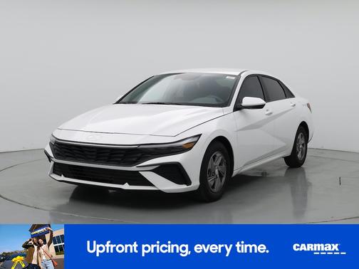 White 2025 Hyundai ELANTRA SE