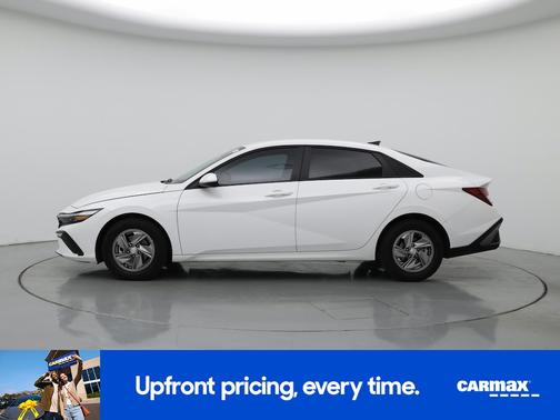 White 2025 Hyundai ELANTRA SE