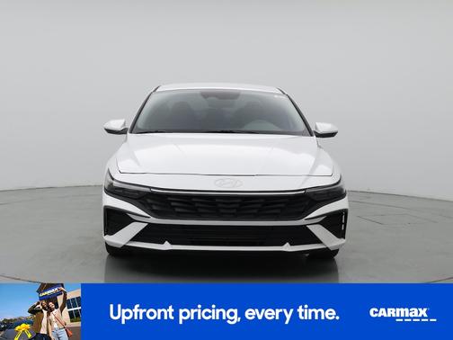 White 2025 Hyundai ELANTRA SE