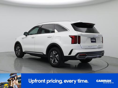White 2022 Kia Sorento Hybrid EX