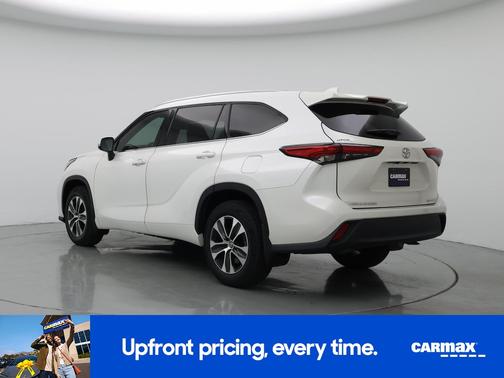 White 2021 Toyota Highlander XLE