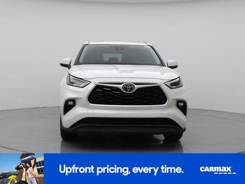 White 2021 Toyota Highlander XLE