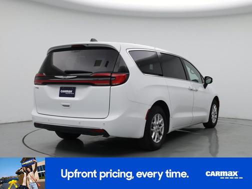 White 2023 Chrysler Pacifica Touring L
