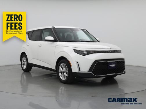 White 2025 Kia Soul LX