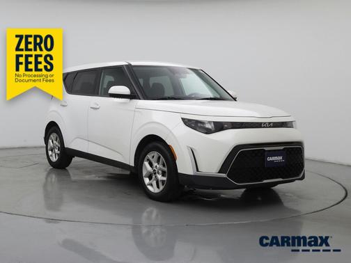 White 2023 Kia Soul LX