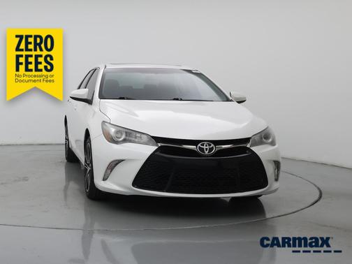 White 2016 Toyota Camry SE