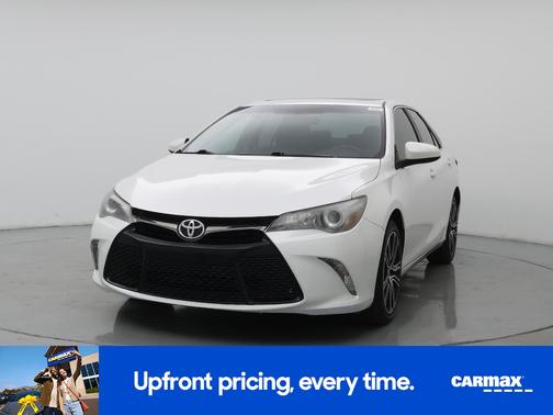 White 2016 Toyota Camry SE
