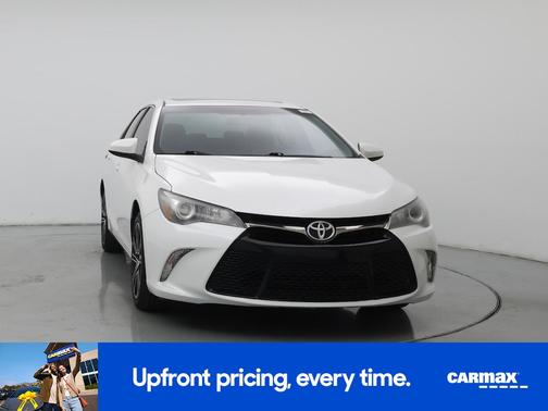 White 2016 Toyota Camry SE