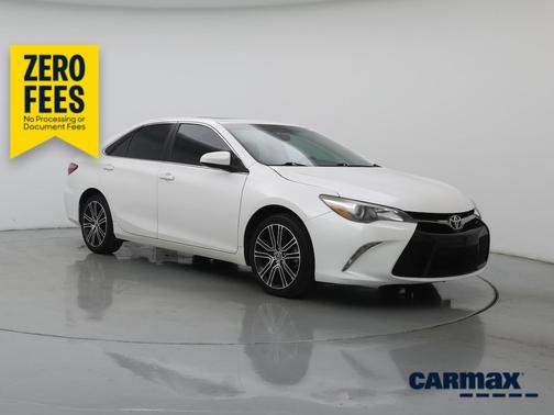 White 2016 Toyota Camry SE
