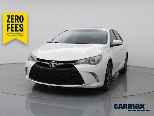 White 2016 Toyota Camry SE