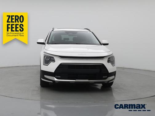 White 2025 Kia Niro SX