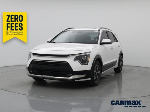 White 2025 Kia Niro SX