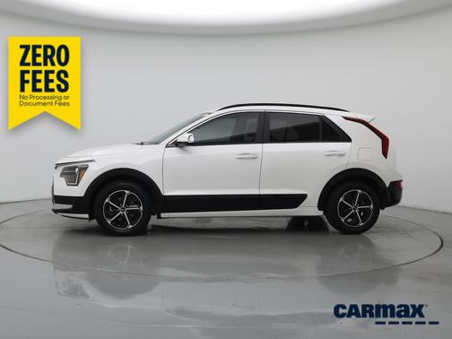 White 2025 Kia Niro SX