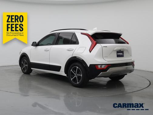 White 2025 Kia Niro SX