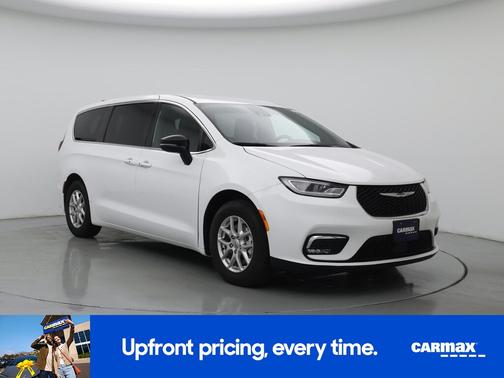 White 2025 Chrysler Pacifica Select