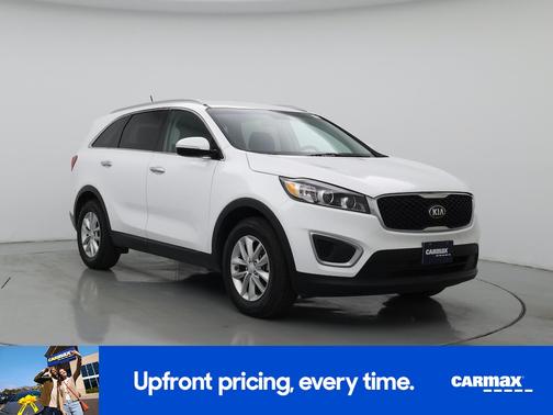 White 2017 Kia Sorento LX