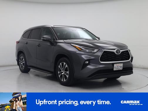 Gray 2023 Toyota Highlander XLE