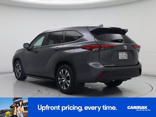 Gray 2023 Toyota Highlander XLE