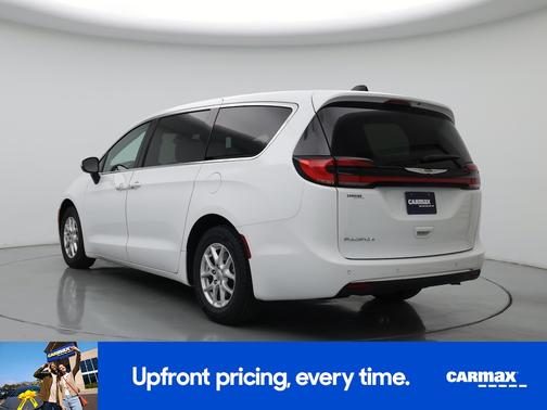 White 2023 Chrysler Pacifica Touring L