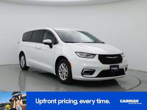 White 2023 Chrysler Pacifica Touring L