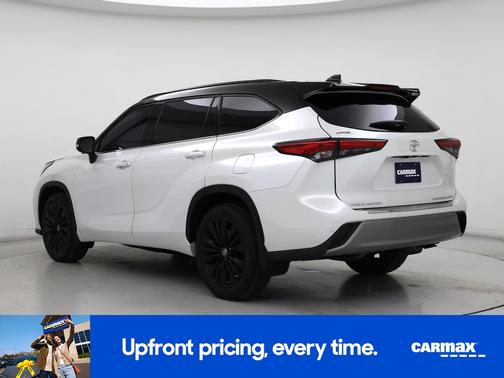 White 2023 Toyota Highlander Platinum